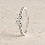 Anel solitário de diamante com aro de diamantes
