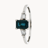 ANILLO ZAFIRO RECTANGULAR CON DIAMANTES LATERALES