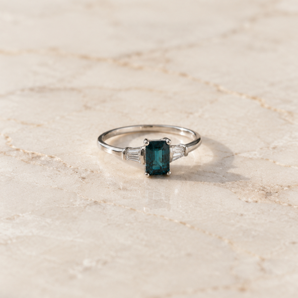 ANILLO ZAFIRO RECTANGULAR CON DIAMANTES LATERALES