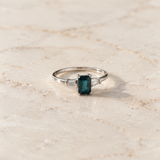 ANILLO ZAFIRO RECTANGULAR CON DIAMANTES LATERALES