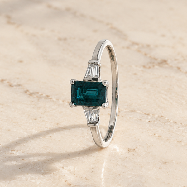 ANILLO ZAFIRO RECTANGULAR CON DIAMANTES LATERALES