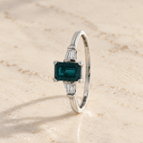 ANILLO ZAFIRO RECTANGULAR CON DIAMANTES LATERALES