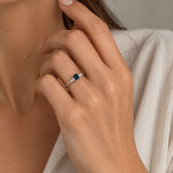 ANILLO ZAFIRO RECTANGULAR CON DIAMANTES LATERALES