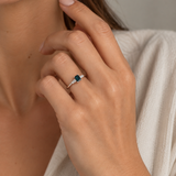 ANILLO ZAFIRO RECTANGULAR CON DIAMANTES LATERALES
