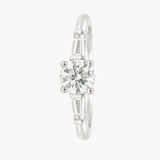 ANILLO DIAMANTE CENTRAL Y BAGUETTES TAYPER