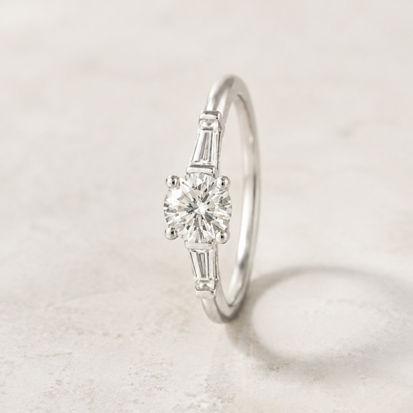 ANILLO DIAMANTE CENTRAL Y TRAPECIO