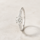 ANILLO DIAMANTE CENTRAL Y BAGUETTES TAYPER