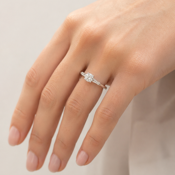 ANILLO DIAMANTE CENTRAL Y TRAPECIO