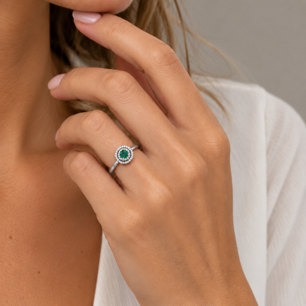 ANEL DE ESMERALDA OVAL COM ARO DUPLO DE DIAMANTES