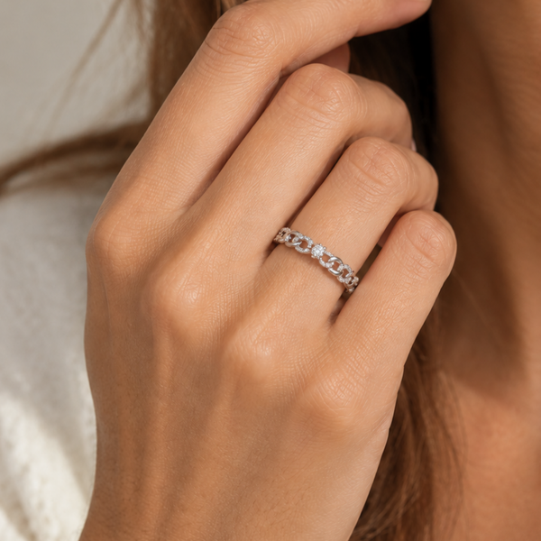 ANILLO ESLABONES CON DIAMANTES Y DIAMANTE CENTRAL