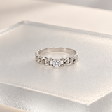 LINK RING WITH DIAMONDS AND CENTER DIAMOND