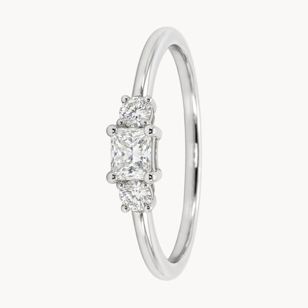 ANEL RADIANTE COM DIAMANTES BRILHANTES