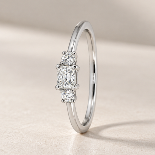 ANEL RADIANTE COM DIAMANTES BRILHANTES