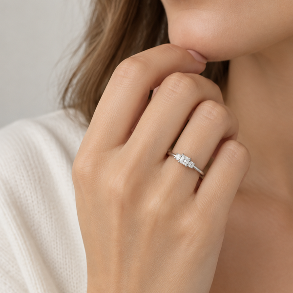 ANEL RADIANTE COM DIAMANTES BRILHANTES