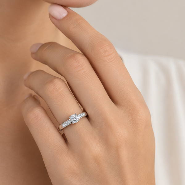 ANILLO DIAMANTE CENTRAL BRILLANTE Y PRINCESAS