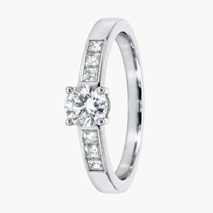 BRILLIANT-CUT CENTER DIAMOND AND PRINCESS-CUT DIAMOND RING