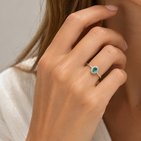 ANILLO ESMERALDA OVAL Y ORLA DE DIAMANTES