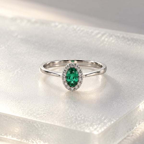 ANILLO ESMERALDA OVAL Y ORLA DE DIAMANTES