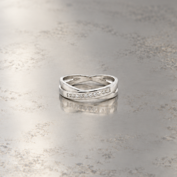 ANILLO CRUZADO DIAMANTES ENGASTE CARRIL