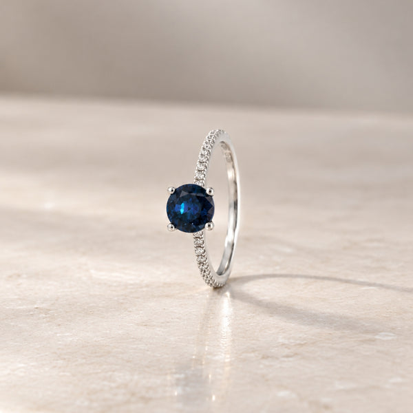 ANILLO ZAFIRO SOLITARIO CON DIAMANTES LATERALES