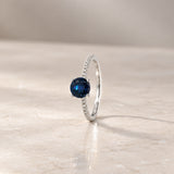 ANEL DE SAFIRA SOLITÁRIO COM DIAMANTES LATERAIS