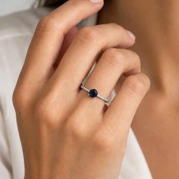 ANILLO ZAFIRO SOLITARIO CON DIAMANTES LATERALES