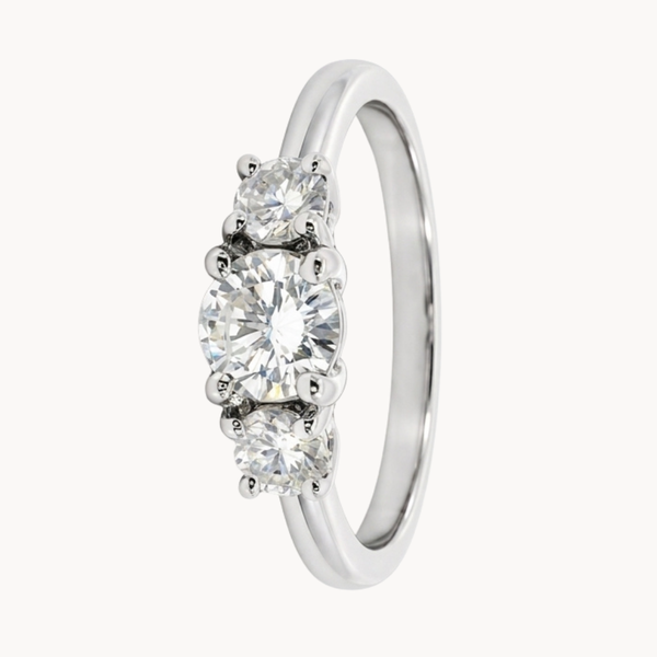ANEL COM TRÊS DIAMANTES EM LINHA