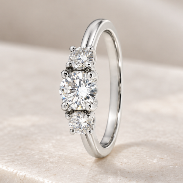 ANEL COM TRÊS DIAMANTES EM LINHA
