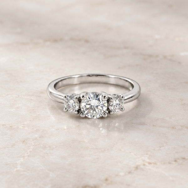 ANEL COM TRÊS DIAMANTES EM LINHA