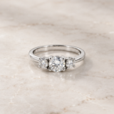 ANILLO TRES DIAMANTES EN LINEA