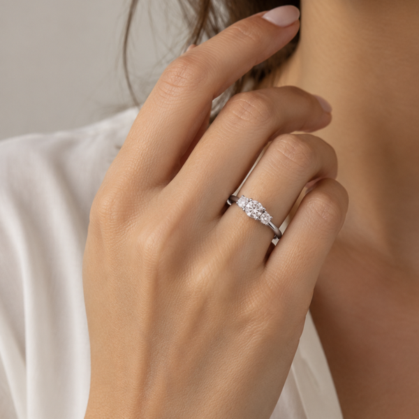 ANEL COM TRÊS DIAMANTES EM LINHA