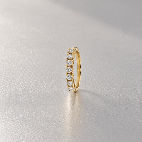 MEIA ALIANÇA COM SETE DIAMANTES BRILHANTES