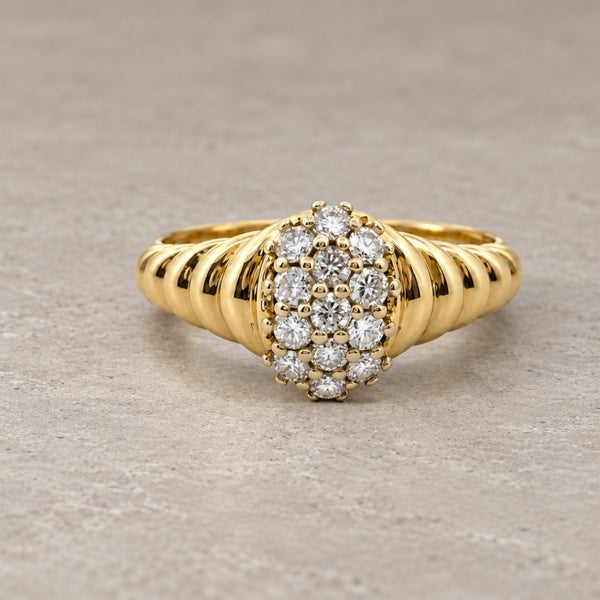 ANILLO CUPULA ACANALADA CON CLUSTER DE DIAMANTES