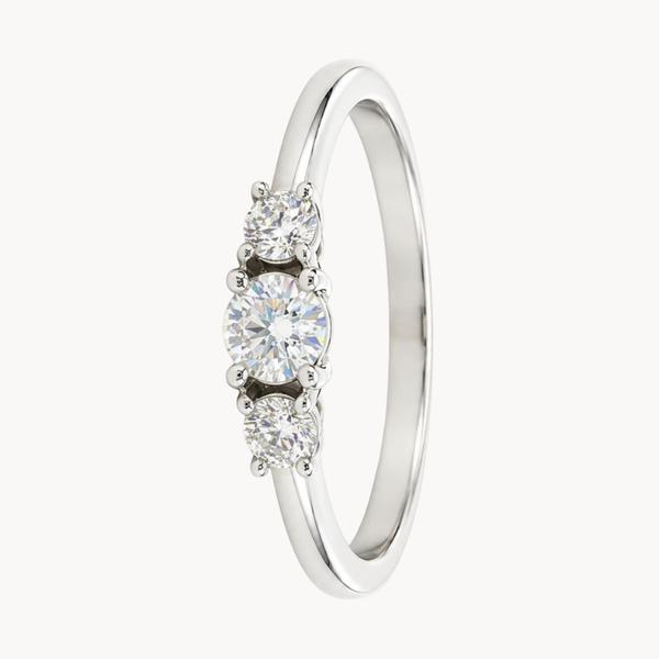ANILLO TRES DIAMANTES ENGASTADOS EN CUATRO GARRAS