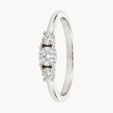 ANILLO TRES DIAMANTES ENGASTADOS EN CUATRO GARRAS