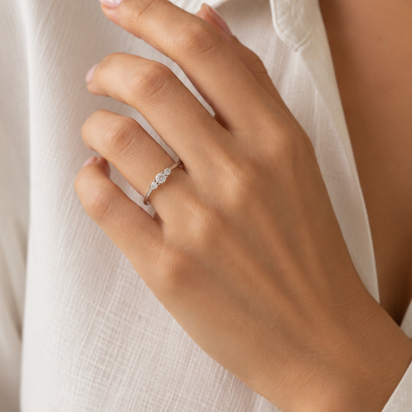 ANILLO TRES DIAMANTES ENGASTADOS EN CUATRO GARRAS