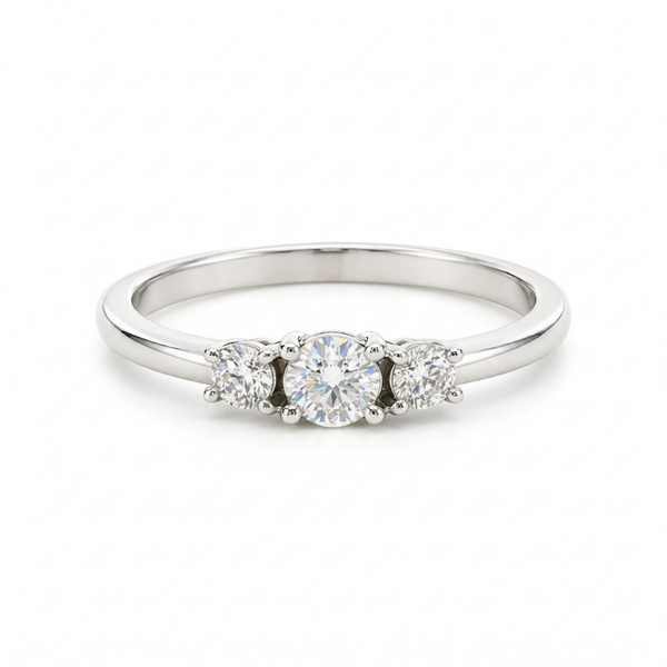 ANILLO TRES DIAMANTES ENGASTADOS EN CUATRO GARRAS