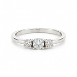ANILLO TRES DIAMANTES ENGASTADOS EN CUATRO GARRAS