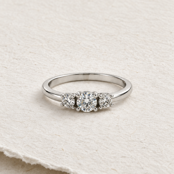 ANILLO TRES DIAMANTES ENGASTADOS EN CUATRO GARRAS