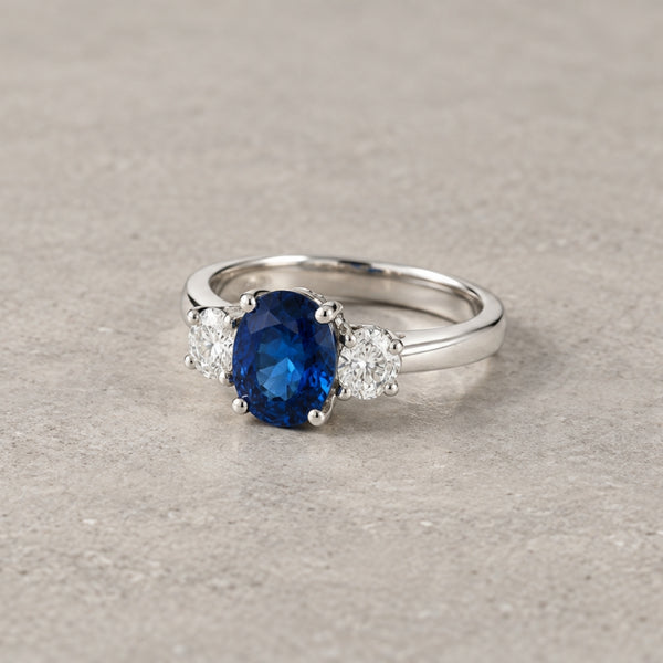 ANILLO TRILOGY ZAFIRO Y DIAMANTES OVALADOS