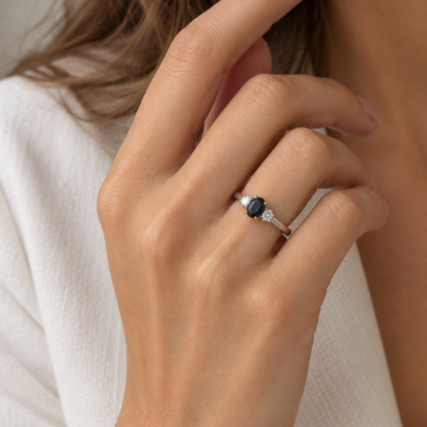 ANILLO TRILOGY ZAFIRO Y DIAMANTES OVALADOS