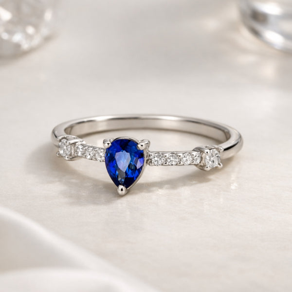 EMERALD AND DIAMOND RING MACIE