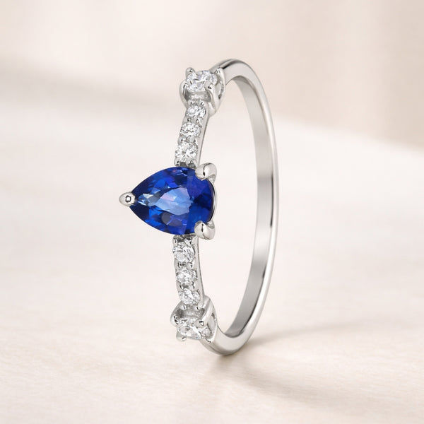 EMERALD AND DIAMOND RING MACIE