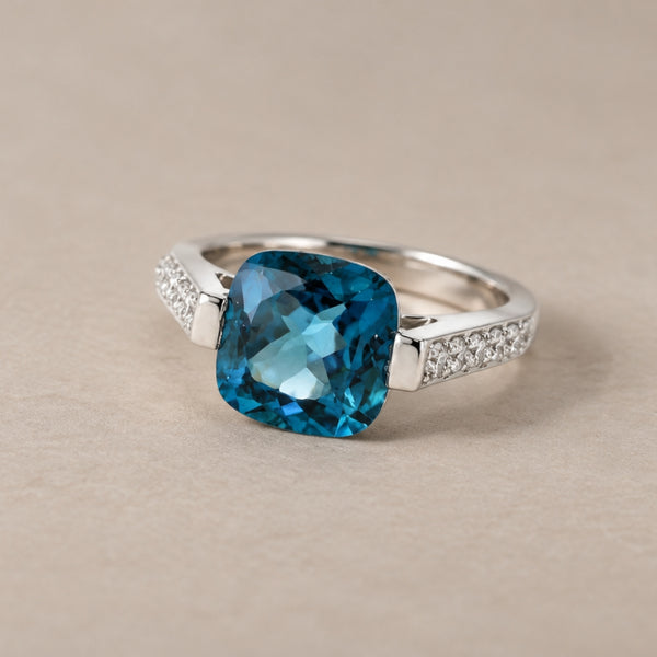 ANILLO CUARZO AZUL CUSHION CON DIAMANTES
