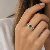 ANILLO ESLABONES CON ESMERALDA Y DIAMANTES EN PAVE