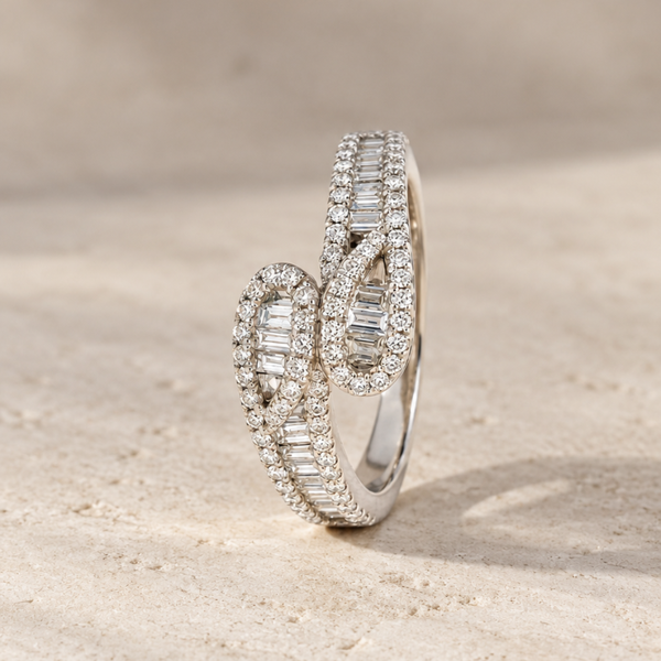 CROSSOVER RING WITH BAGUETTE AND PRINCESS-CUT DIAMONDS