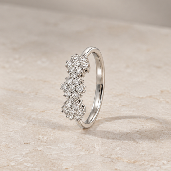 ANILLO TRES ROSETONES DE DIAMANTES