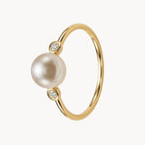 Anel de pérola e diamantes em chaton