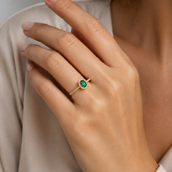 ANILLO ESMERALDA OVAL CON ORLA DE DIAMANTES