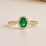 ANILLO ESMERALDA OVAL CON ORLA DE DIAMANTES